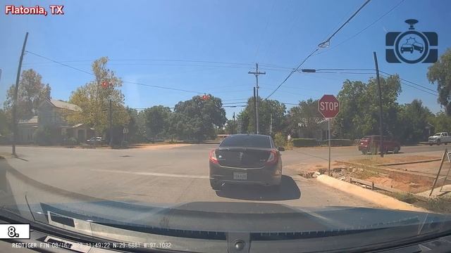 RAGER BLOCKS TRAFFIC AND TRIES TO OPEN DRIVER'S DOOR | Road Rage USA & Canada смотреть онлайн