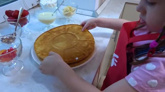 Ева готовит сладкое блюдо Мама на работе Eva prepares a sweet dish Mom at work смотреть онлайн