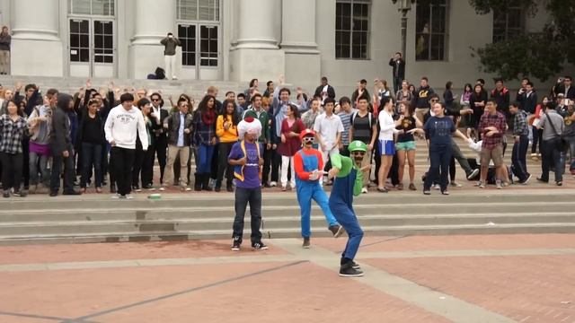 UC Berkeley Gangnam Style Flash Mob смотреть онлайн
