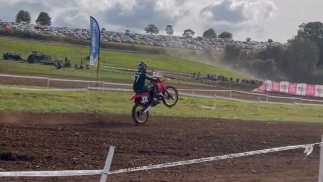 Which Bike Is FASTER.. 1989 Honda CR125 VS 1997 Suzuki RM125