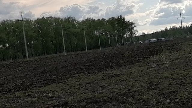 Вспаханное поле начали боронить, будут засевать смотреть онлайн