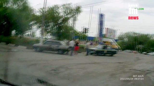 Рено Кангу "догнал" девяностодевятую на перекрестке смотреть онлайн
