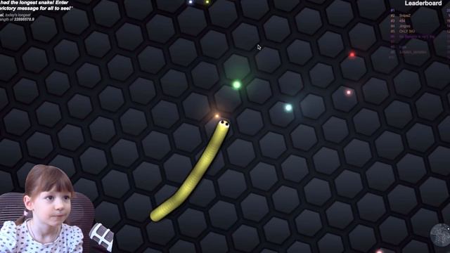 АРИНА ИГРАЕТ В СЛИЗЕРИО (slither.io). Игра про червячков и цветных звездочек смотреть онлайн