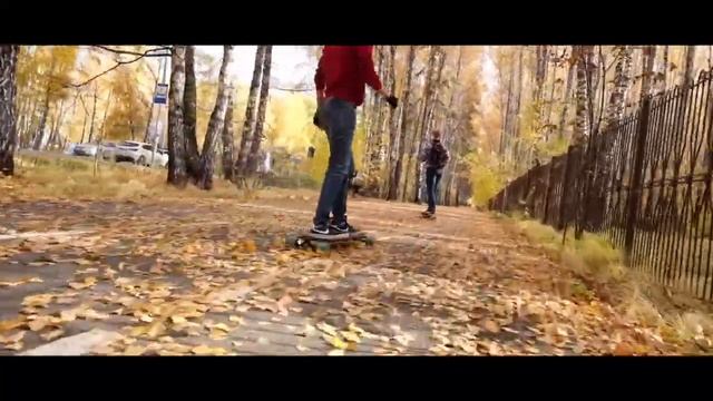 Катание на лонг-борде в осеннем парке под рок музыку / Longbord chill out in autumn part смотреть онлайн