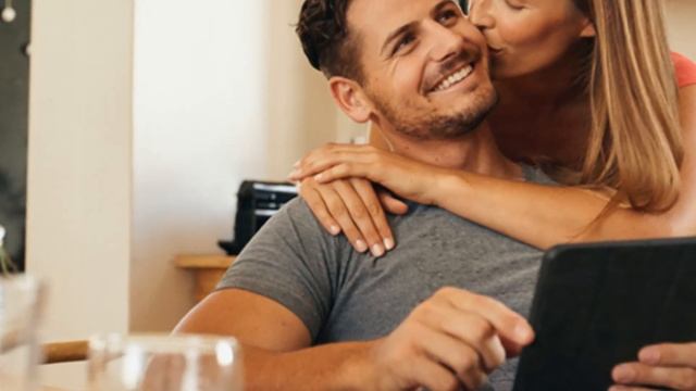 ЖЕНА В ДЕНЬ РОЖДЕНИЯ ПРИГОТОВИЛА ПОДАРОК, РАЗВЛЕКАЯСЬ НА БАЛКОМЕ С ДРУГИМ @love_cake смотреть онлайн