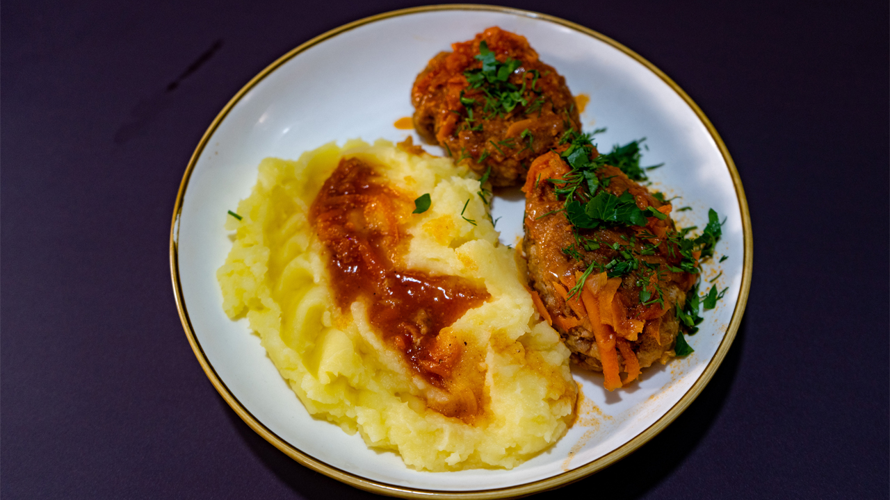 Гречаники с фаршем во вкусной подливке смотреть онлайн