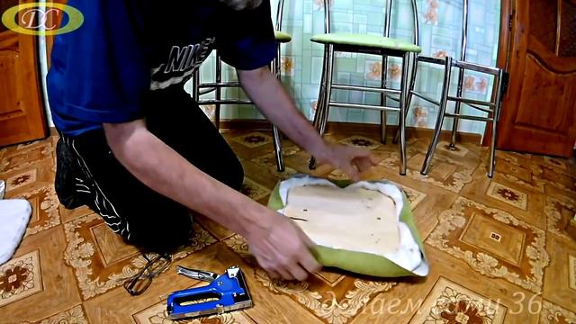 Как перетянуть стул своими руками.Как сделать сиденья стула мягкими.Как обновить старый стул. смотреть онлайн