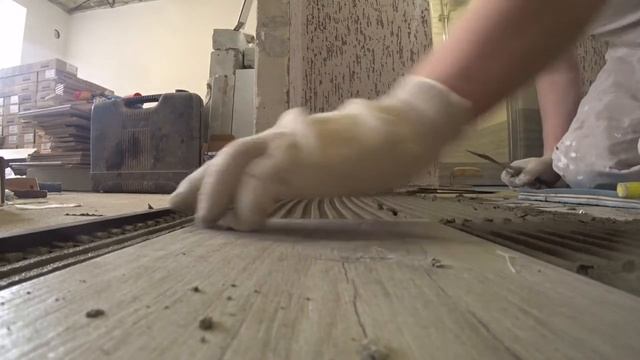 Кладём плитку на пол 52 кв метра! Единый пол на балконе, кухне, коридоре и в двух санузлах! смотреть онлайн