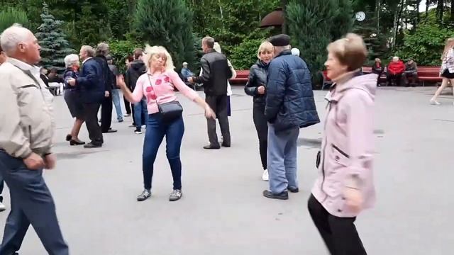 НА АСФАЛЬТЕ МЕЛОМ Я РИСУЮ ЛЕТО... смотреть онлайн
