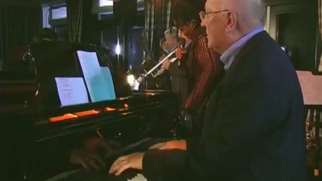 Machteld Cambridge sings Black Coffee смотреть онлайн