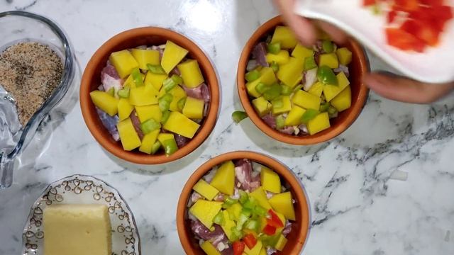 Saxsı Qabda Dadlı Yemək. Вкусная еда в глиняной посуде.