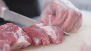 Как нарезать мясо на шашлык. Нарезка свиной шеи на шашлык.