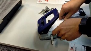 Как делать дырки на бейджи дыроколом  Полиграфический дырокол