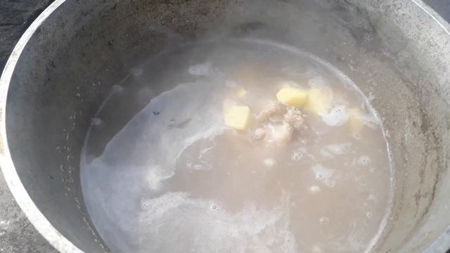 Полевая кухня / Зеленый борщ / Готовим на природе смотреть онлайн