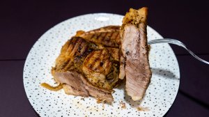 Свиной окорок, запеченный целым куском