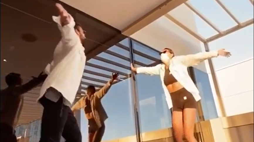 А Вы как сейчас здороваетесь?.mp4 смотреть онлайн