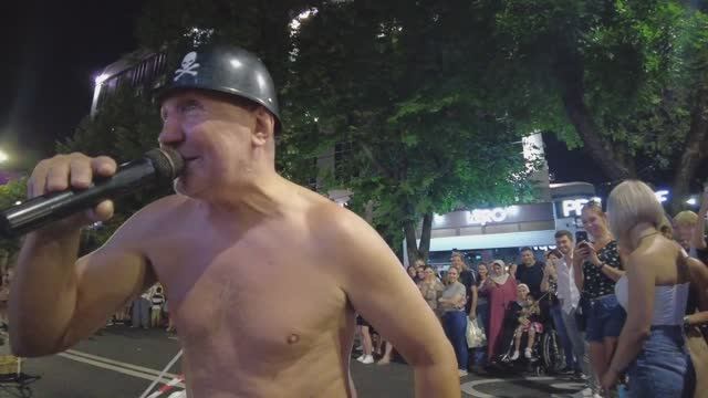 Уличный ROCKMAN из Краснодара. Посмотрите, что дед вытворяет.))