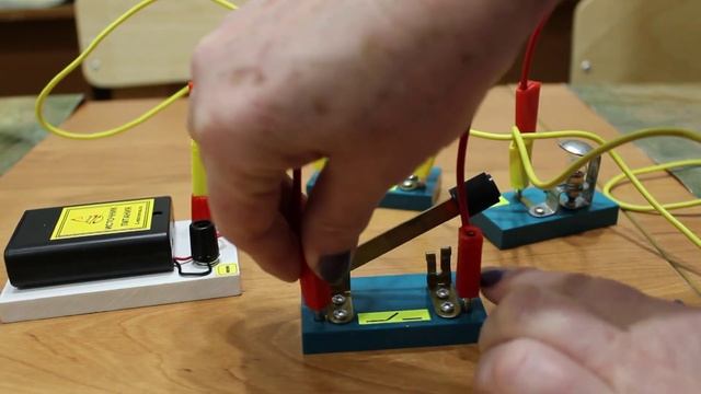 Физика 8 кл(2019г)Пер §33 Упр 23 № 2 .Придумайте схему соединения гальван.элемента,звонка и двух кн смотреть онлайн