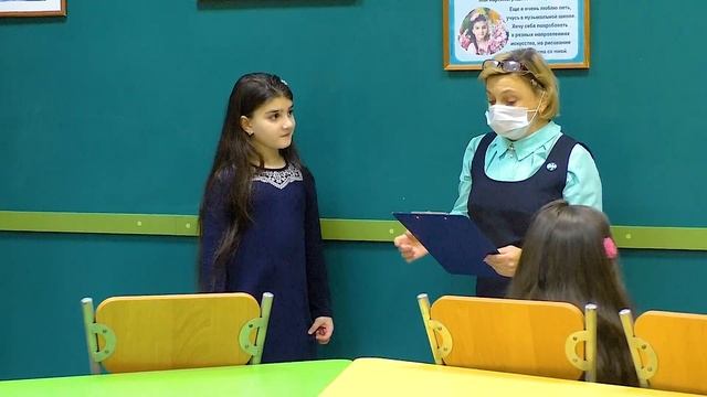 «Мой разноцветный мир» — выставка рисунков Беллы в Сланцевской детской библиотеке.