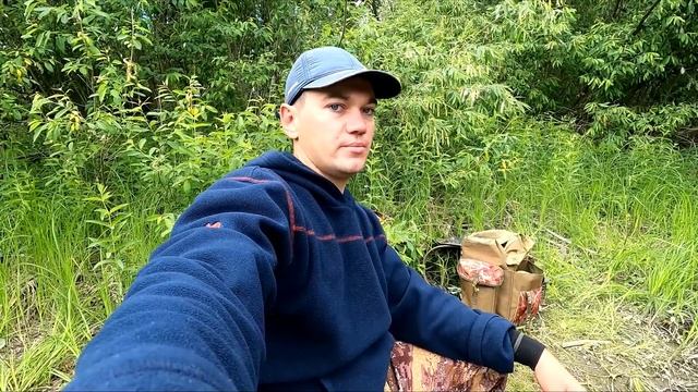 Рыбалка в лесной луже ШОКИРУЕТ! КРУПНЯК клюёт на поплавок! Это лещ? смотреть онлайн