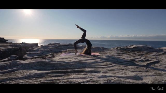 Beachside VINYASA Yoga Flow | Cinematic Sony A7III Story смотреть онлайн