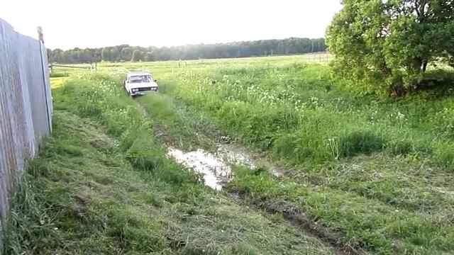 ВАЗ 2103 по луже в деревне смотреть онлайн
