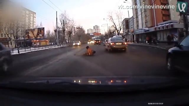 Помог инвалиду на дороге/Helped a disabled person on the road смотреть онлайн