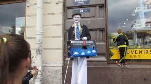 Человек на ходулях на Невском