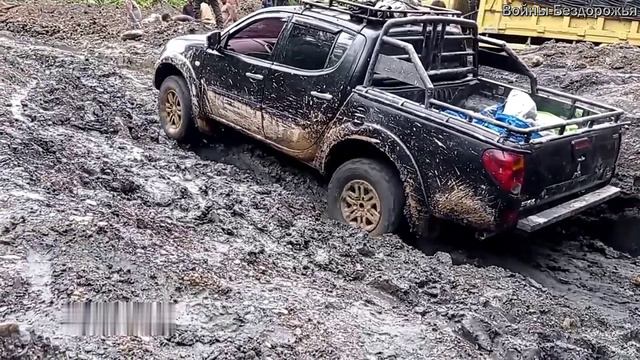 Настоящие внедорожники 4x4 с двухместной кабиной Mitsubishi Triton и Toyota Hilux смотреть онлайн