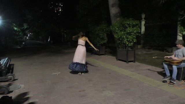 Девушка красиво танцует под гитару на улице в Сочи! Талант!!! смотреть онлайн