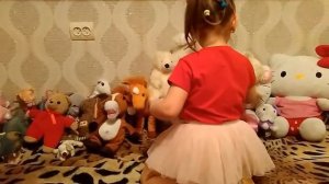 Показываем мягкие игрушки для детей.