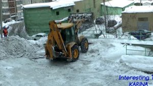 ТРАКТОР ЗИМОЙ УБИРАЕТ СНЕГ  TRACTOR REMOVES SNOW IN THE WINTER