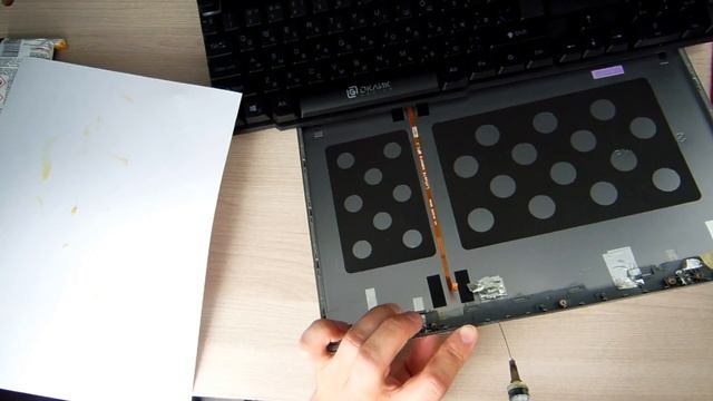 Ремонт крышки ноутбука, если она отходит при закрытии и открытии. Laptop cover repair Samsung NP530 смотреть онлайн
