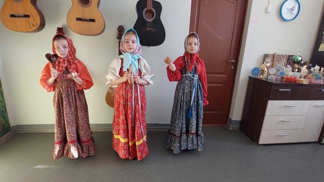 "Лиса по лесу ходила" исполняют: Лагутова Лиза, Лазареевич Арина Миселёва Ульяна. смотреть онлайн