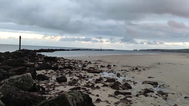 Пляж во время отлива. Бормут Англия. смотреть онлайн