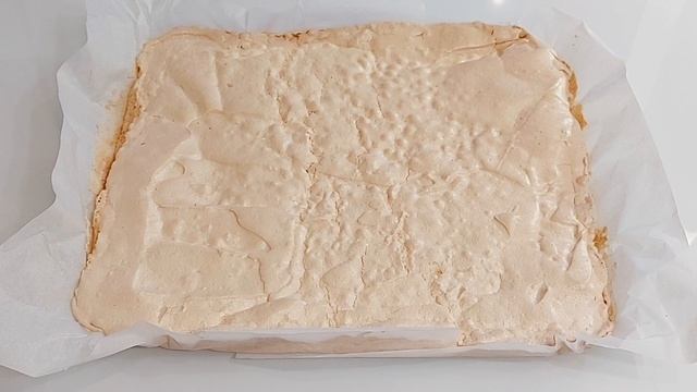 МЕРЕНГОВЫЙ РУЛЕТ С ОРЕХАМИ! НЕЖНЫЙ И НЕВЕРОЯТНО ВКУСНЫЙ! | ROTOLO DI MERINGA CON LE NOCCIOLE. смотреть онлайн