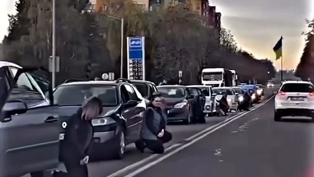 Вот как на Украине?? провожают в последний путь воинов,отдавших жизнь за свободу!?? смотреть онлайн