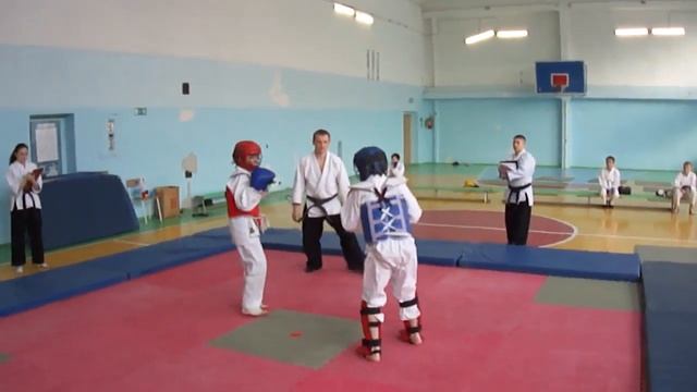 Бой 1. Фотлер Игорь (кр) - Варданидзе Виктор (син).MP4 смотреть онлайн