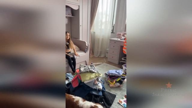 Дочка Ксении Бородиной Маруся перебирает свою одежду! смотреть онлайн