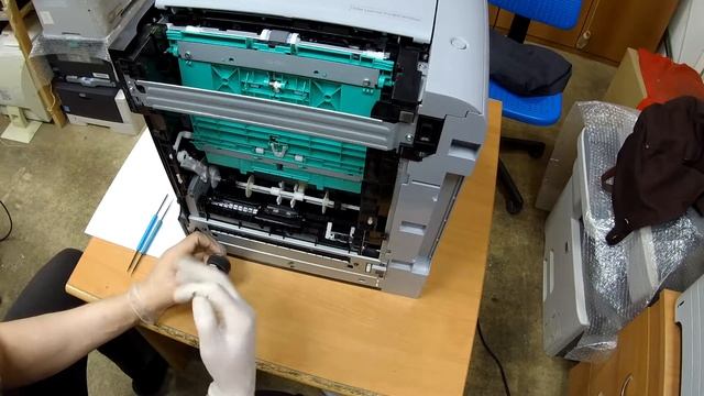 #24 Принтер HP ColorLaserJet M476 не захватывает, не берет бумагу | Замена ролика захвата смотреть онлайн