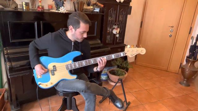 The Chemical Brothers - Go (bass cover with Squier Precision 40th Anniversary Gold Edition) смотреть онлайн