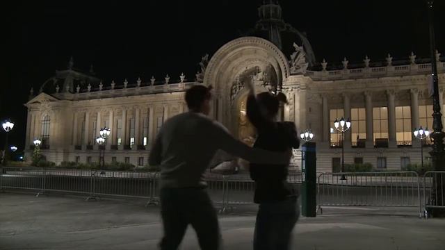 Dancing Salsa in front of the Triumphal Arch in Paris смотреть онлайн