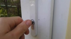 Видео: Как открыть пластиковую дверь снаружи ключом?