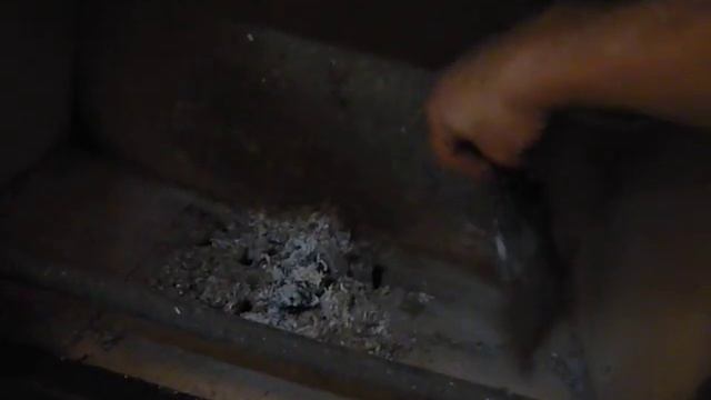 Убираем золу в камине шпателем. смотреть онлайн