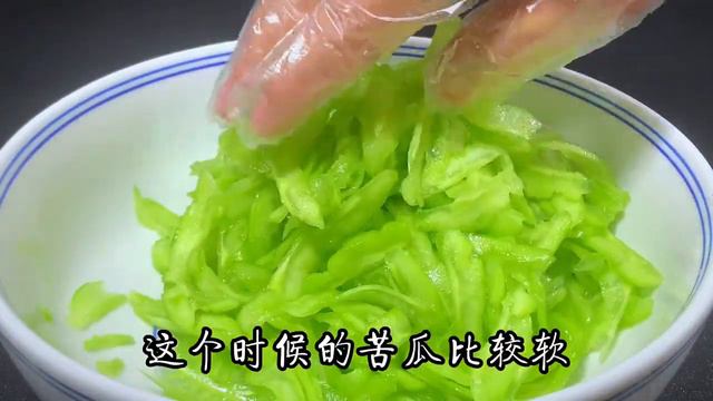 這才是涼拌苦瓜的正確做法，脆嫩不苦還有營養，夏天吃了清涼解暑【古月美食】#涼拌苦瓜 #涼拌苦瓜做法 #苦瓜做法 смотреть онлайн