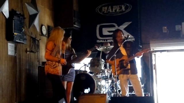 Sara Evans, Suds In The Bucket cover смотреть онлайн