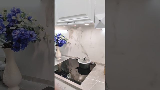 ИДЕАЛЬНАЯ СВЕТЛАЯ КУХНЯ, ОФОРМЛЕННАЯ В СВЕТЛЫХ ТОНАХ смотреть онлайн