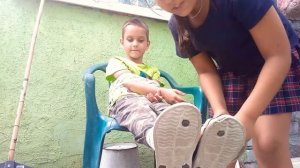 Привязала брата к стулу!¡