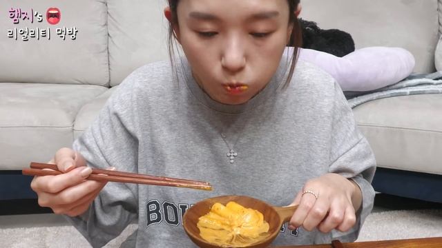 리얼먹방:) 로제떡볶이 집에서도 만들수 있어요!! ★ ft.단무지무침ㅣRose TteokbokkiㅣREAL SOUNDㅣASMR MUKBANGㅣ смотреть онлайн