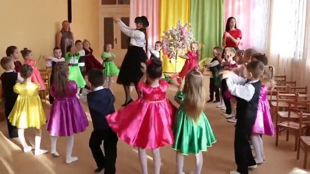 Гра "ВІТАННЯ" з Шапокляк(весняне свято старша гр.) смотреть онлайн